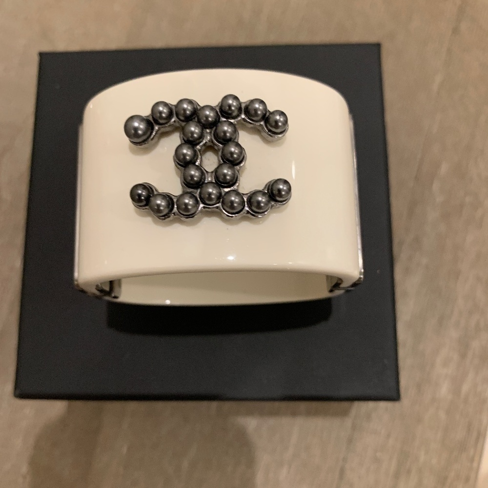 Chanel cuff in ivory color with grey pearls (CC logo)